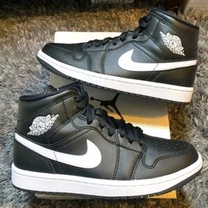 Air Jordan Wmns Air Jordan 1 Mid Black White BQ6472-011 Authenticity Guaranteed